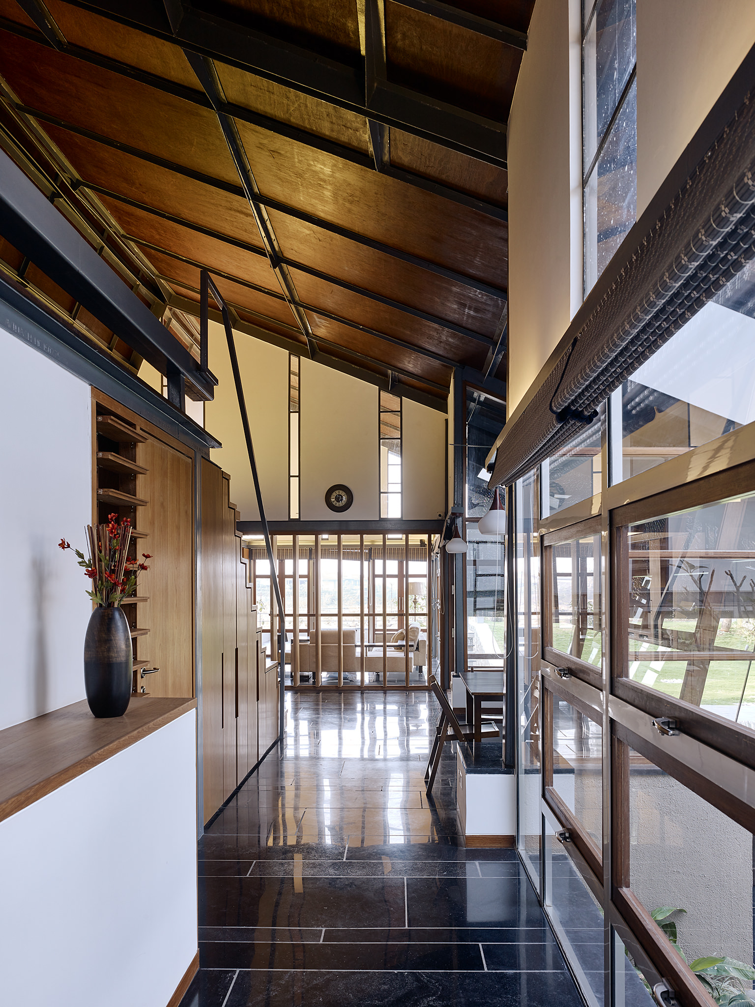 Opolis Architects, roof-house in Khandala